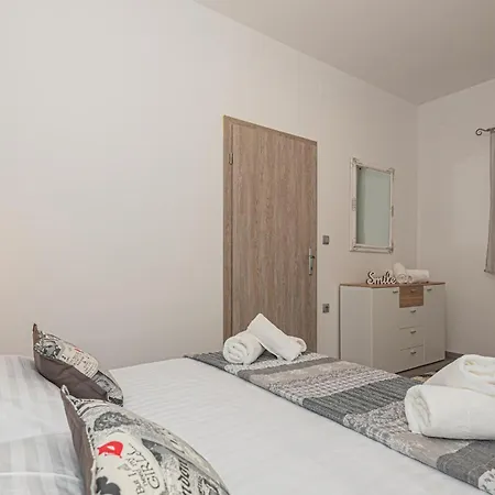 1 Bedroom Beautiful In Appartement Šibenik